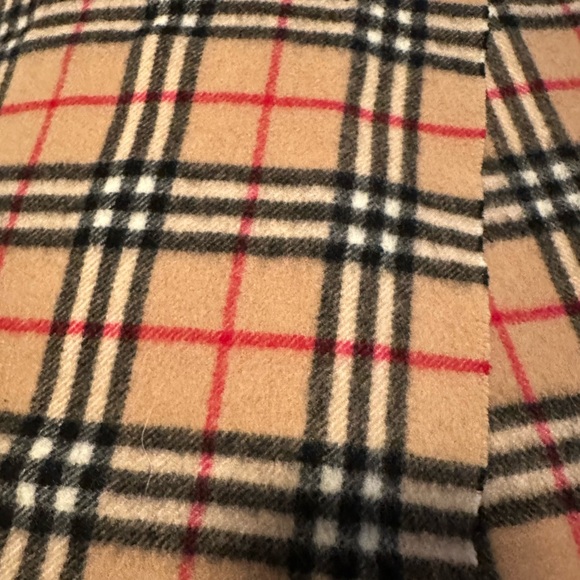 Burberry scarf 💯 lamb’ wool - Picture 3 of 4